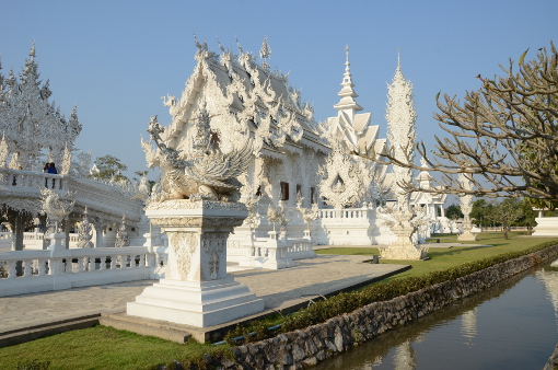 Chiang Raile temple blanc Wat Rong Khun.jpg